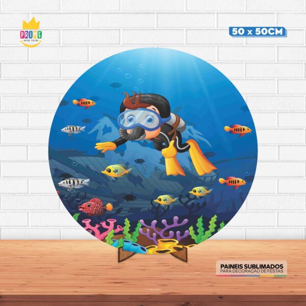 Painel Redondo 3D Mergulhador Aventureiro Tecido 50cm X 50cm Com Suporte MDF