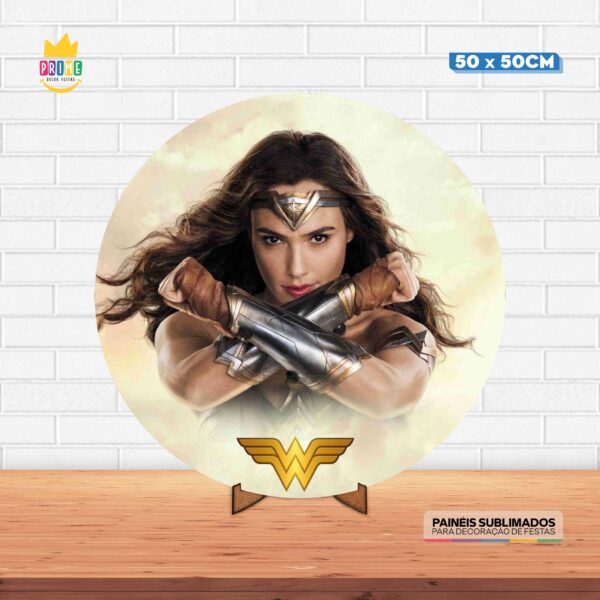 Painel Redondo 3D Mulher Maravilha Tecido 50cm X 50cm Com Suporte MDF
