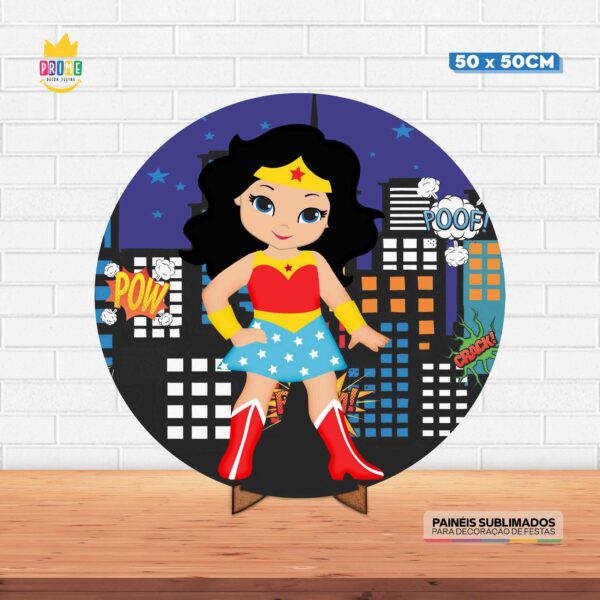 Painel Redondo 3D Mulher Maravilha Tecido 50cm X 50cm Com Suporte MDF